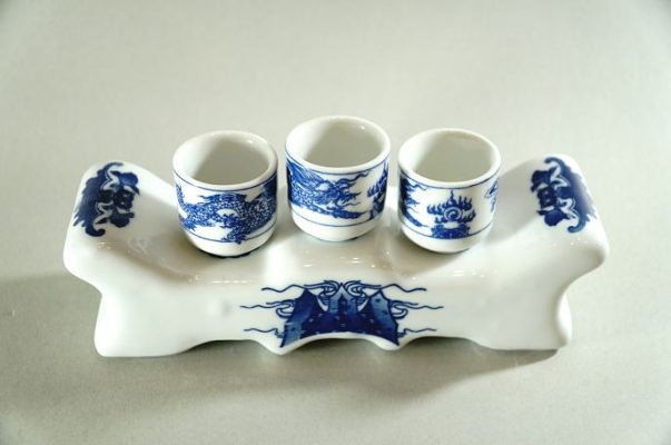 3 chén trên bàn thờ Thần Tài đựng gì?