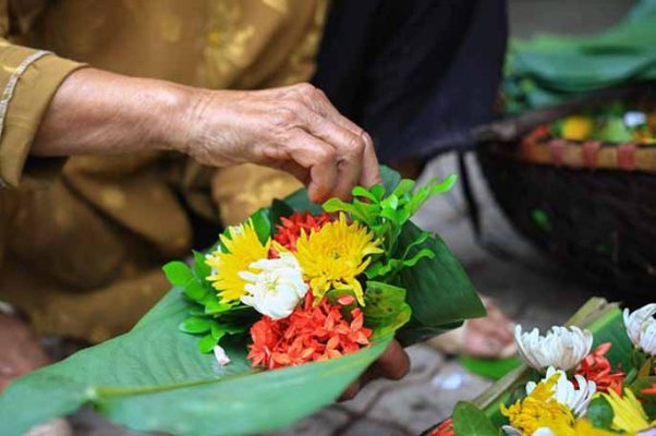 Hướng dẫn cắm hoa bàn thờ đơn giản mà đẹp
