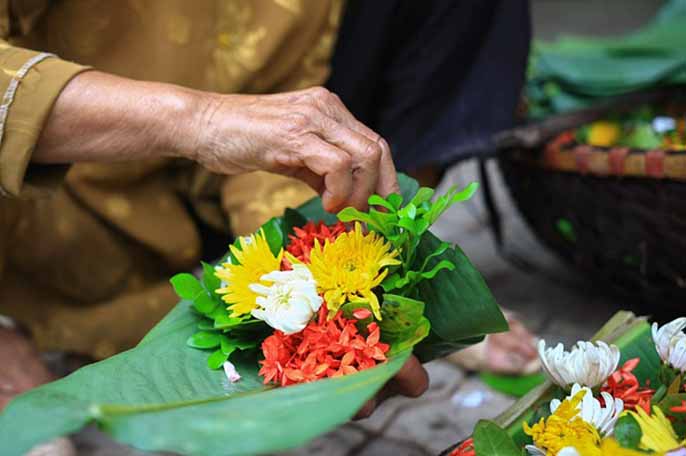 Hướng dẫn cắm hoa bàn thờ đơn giản mà đẹp