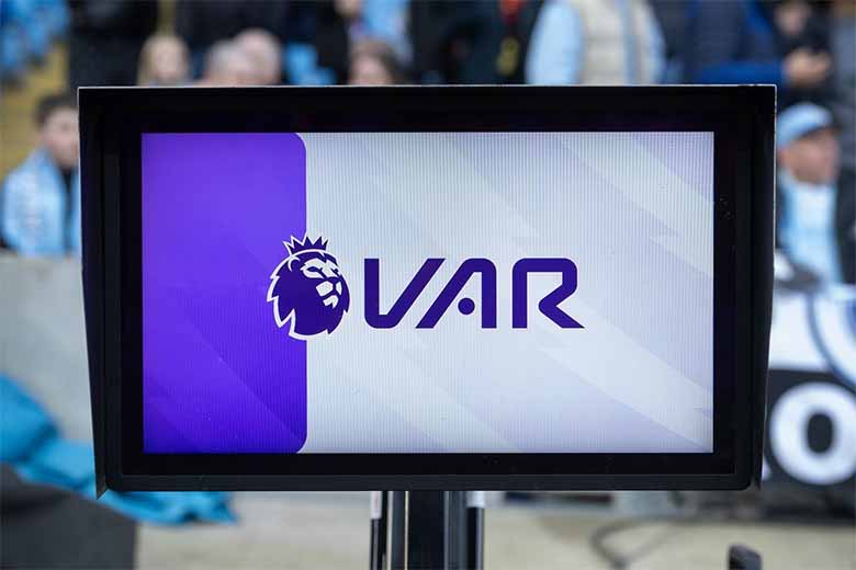 Công nghệ VAR và offside bán tự động trong Ngoại hạng Anh 